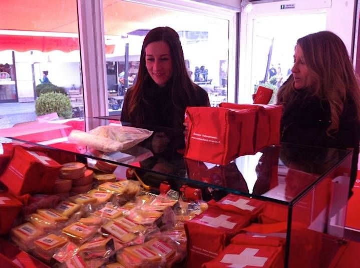 SWISS CHEESE BAR adverteam